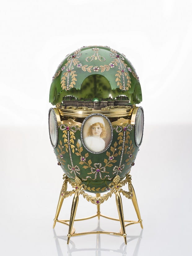 Fabergé, Œuf du palais Alexandre, 1908, or, argent, pierres précieuses, verre, bois, velours et os ©️Moscou, musées du Kremlin