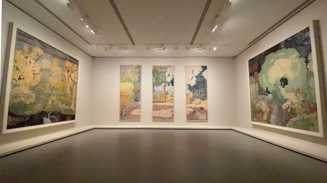 Les grands décors nabis de Maurice Denis et Pierre Bonnard exposés à la Fondation Louis Vuitton. Photo : La Méditerranée de Pierre Bonnard présentée dans l’exposition. ©Agathe Hakoun