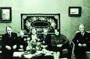 La famille d’Alma Theresia Pihl-Klee à Helsinki dans les années 1940.Sur le mur, on aperçoit le tapis qui lui a inspiré l’idée de l’« Œuf en mosaïque ».