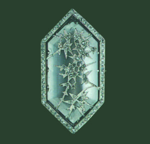 BrocheAlma Theresia Pihl a conçu cette broche en platine, diamants, grenats démantoïdes, rubis, émeraudes, topazes, autres pierres précieuses et perles, délicatement sertis dans une monture en platine. Elle rappelle l’« Œuf de Pâques impérial en mosaïque » de 1914.