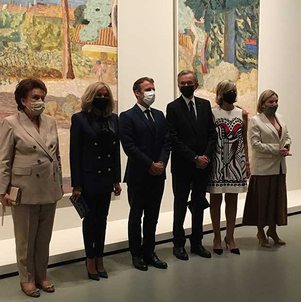 Розлин Башло, Брижит Макрон, Эммануэль Макрон, Бернар и Элен Арно и министр культуры России Ольга Любимова на открытии выставки Морозова в Фонде Vuitton перед триптихом «Средиземноморье» Пьера Боннара (1911) ©Connaissance des Arts/Valérie Bougault